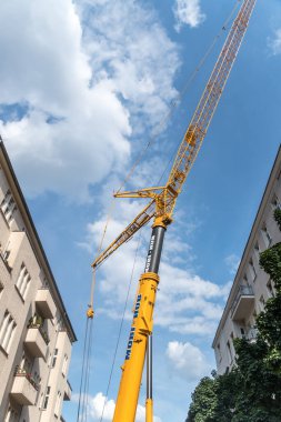 Berlin, Almanya - 17 Haziran 2020: Mobi-Hub kamyon vinci, tekerlekli mobil inşaat aracı