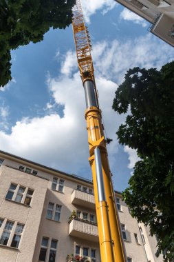 Berlin, Almanya - 17 Haziran 2020: Mobi-Hub kamyon vinci, tekerlekli mobil inşaat aracı