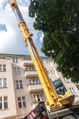 Berlin, Almanya - 17 Haziran 2020: Mobi-Hub kamyon vinci, tekerlekli mobil inşaat aracı