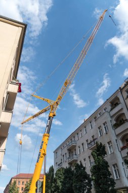 Berlin, Almanya - 17 Haziran 2020: Mobi-Hub kamyon vinci, tekerlekli mobil inşaat aracı