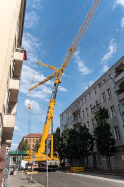 Berlin, Almanya - 17 Haziran 2020: Mobi-Hub kamyon vinci, tekerlekli mobil inşaat aracı