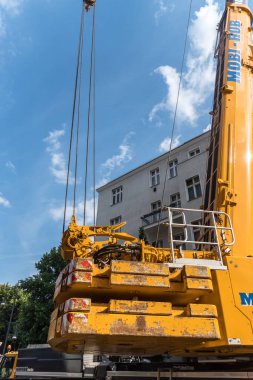 Berlin, Almanya - 17 Haziran 2020: Mobi-Hub kamyon vinci, tekerlekli mobil inşaat aracı