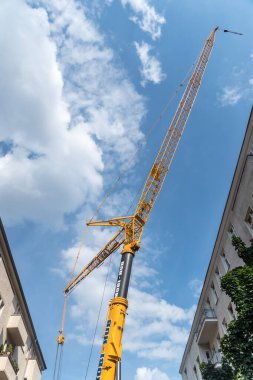 Berlin, Almanya - 17 Haziran 2020: Mobi-Hub kamyon vinci, tekerlekli mobil inşaat aracı