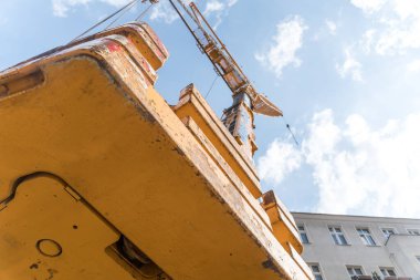 Berlin, Almanya - 17 Haziran 2020: Mobi-Hub kamyon vinci, tekerlekli mobil inşaat aracı