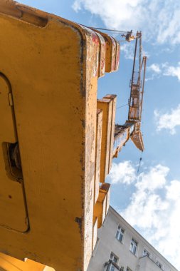 Berlin, Almanya - 17 Haziran 2020: Mobi-Hub kamyon vinci, tekerlekli mobil inşaat aracı