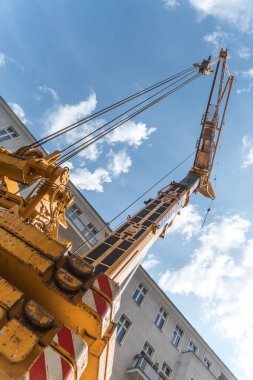 Berlin, Almanya - 17 Haziran 2020: Mobi-Hub kamyon vinci, tekerlekli mobil inşaat aracı