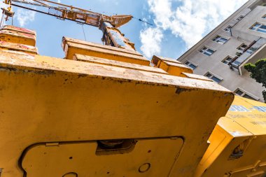 Berlin, Almanya - 17 Haziran 2020: Mobi-Hub kamyon vinci, tekerlekli mobil inşaat aracı