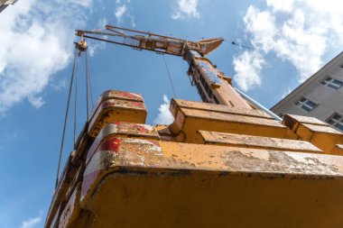 Berlin, Almanya - 17 Haziran 2020: Mobi-Hub kamyon vinci, tekerlekli mobil inşaat aracı