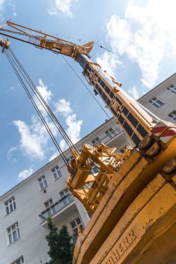 Berlin, Almanya - 17 Haziran 2020: Liebherr mobil vinç. Liebherr Group, Almanya 'daki ana üretim tesisleriyle İsviçre merkezli büyük bir ekipman üreticisi.