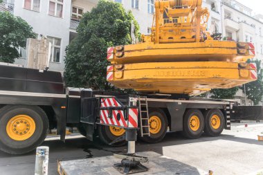 Berlin, Almanya - 17 Haziran 2020: Liebherr mobil vinç. Liebherr Group, Almanya 'daki ana üretim tesisleriyle İsviçre merkezli büyük bir ekipman üreticisi.