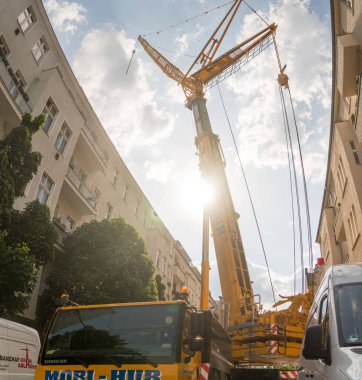 Berlin, Almanya - 17 Haziran 2020: Mobi-Hub kamyon vinci, tekerlekli mobil inşaat aracı