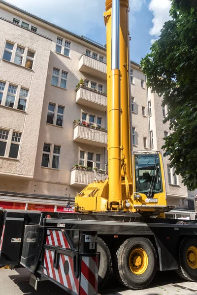 Berlin, Almanya - 17 Haziran 2020: Mobi-Hub kamyon vinci, tekerlekli mobil inşaat aracı