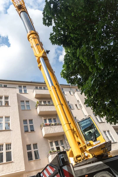 Berlin, Almanya - 17 Haziran 2020: Mobi-Hub kamyon vinci, tekerlekli mobil inşaat aracı