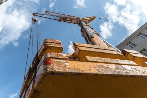 Berlin, Almanya - 17 Haziran 2020: Mobi-Hub kamyon vinci, tekerlekli mobil inşaat aracı