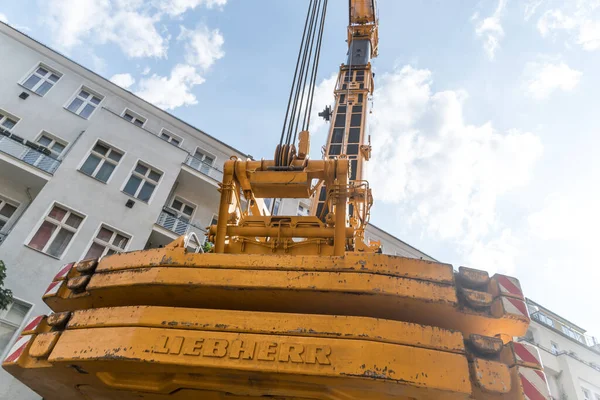 Berlin, Almanya - 17 Haziran 2020: Liebherr mobil vinç. Liebherr Group, Almanya 'daki ana üretim tesisleriyle İsviçre merkezli büyük bir ekipman üreticisi.