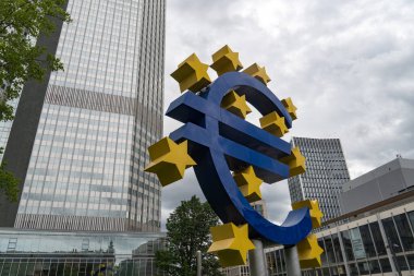 Frankfurt am Main, Almanya - 28 Haziran 2020: Avrupa Merkez Bankası önünde kurulan Euro-Skulptur (Euro-Skulptur), bir Euro işareti ve etrafında 12 yıldız gösteren elektronik tabela