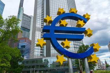 Frankfurt am Main, Almanya - 28 Haziran 2020: Avrupa Merkez Bankası önünde kurulan Euro-Skulptur (Euro-Skulptur), bir Euro işareti ve etrafında 12 yıldız gösteren elektronik tabela