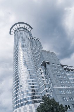 Frankfurt am Main, Almanya - 28 Haziran 2020: Westendstrasse 1, 53 katlı gökdelen DZ Bank 'ın genel merkezini oluşturuyor. Kule Almanya 'daki en uzun üçüncü gökdelendir.