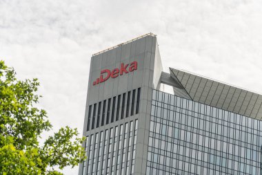 Frankfurt am Main, Almanya - 28 Haziran 2020: DekaBank genel merkezi. DekaBank, Alman Tasarruf Bankası Finans Grubu 'nun Varlık Yönetimi ve Sermaye Piyasası Çözümleri Sağlayıcısıdır (WertPapierhaus).