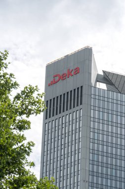 Frankfurt am Main, Almanya - 28 Haziran 2020: DekaBank genel merkezi. DekaBank, Alman Tasarruf Bankası Finans Grubu 'nun Varlık Yönetimi ve Sermaye Piyasası Çözümleri Sağlayıcısıdır (WertPapierhaus).