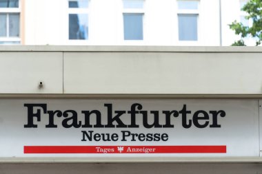 Frankfurt am Main, Almanya - 28 Haziran 2020: Frankfurter Neue Presse tabelası. Frankfurt am Main merkezli Alman günlük gazetesi Frankfurt Neue Presse yerel ve bölgesel konulara odaklandı.
