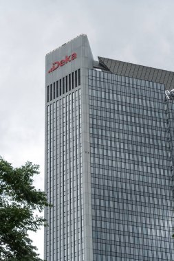 Frankfurt am Main, Almanya - 28 Haziran 2020: DekaBank genel merkezi. DekaBank, Alman Tasarruf Bankası Finans Grubu 'nun Varlık Yönetimi ve Sermaye Piyasası Çözümleri Sağlayıcısıdır (WertPapierhaus).