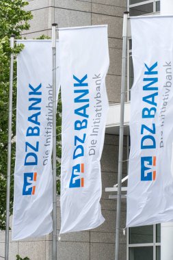 Frankfurt am Main, Almanya - 28 Haziran 2020: DZ Bank genel merkezi. DZ Bank AG, varlık büyüklüğü bakımından Almanya 'nın en büyük ikinci bankası ve 900' den fazla kooperatif bankanın merkez kurumu.