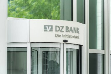 Frankfurt am Main, Almanya - 28 Haziran 2020: DZ Bank genel merkezi. DZ Bank AG, varlık büyüklüğü bakımından Almanya 'nın en büyük ikinci bankası ve 900' den fazla kooperatif bankanın merkez kurumu.
