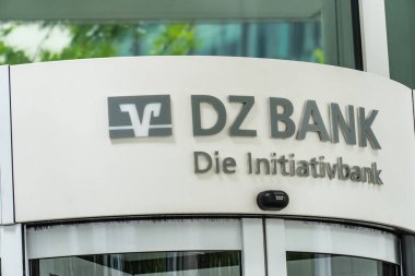 Frankfurt am Main, Almanya - 28 Haziran 2020: DZ Bank genel merkezi. DZ Bank AG, varlık büyüklüğü bakımından Almanya 'nın en büyük ikinci bankası ve 900' den fazla kooperatif bankanın merkez kurumu.