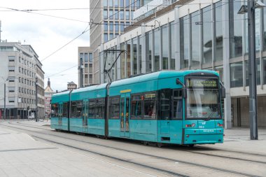 Frankfurt am Main, Almanya - 28 Haziran 2020: Bombacı Flexity Klasik hafif raylı tramvay no. 011