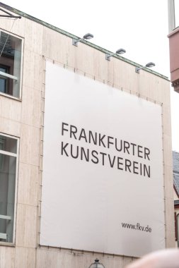 Frankfurt am Main, Almanya - 28 Haziran 2020: Frankfurter Kunstverein 'in reklam pankartı. Frankfurt Sanat Derneği, şehirdeki sanatı desteklemek için kurulmuş bir sanat müzesidir.