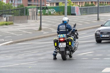 Frankfurt am Main, Almanya - 28 Haziran 2020: BMW motosikletli tanınmayan Alman polisi