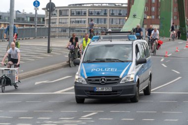 Frankfurt am Main, Almanya - 28 Haziran 2020: Alman ulusal polis arabası. Almanya 'daki kolluk kuvvetleri anayasal olarak sadece devletlere aittir.