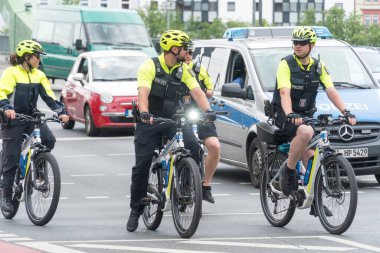 Frankfurt am Main, Almanya - 28 Haziran 2020: Sarı kasklı ve yansıtıcı ceketli Alman polis memurları