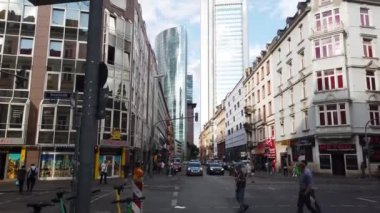 Frankfurt am Main, Almanya - 28 Haziran 2020: Silberturm gökdeleni (Gümüş Kule), eski adıyla Dresdner-Bank-Hochhaus ve Jrgen-Ponto-Hochhaus
