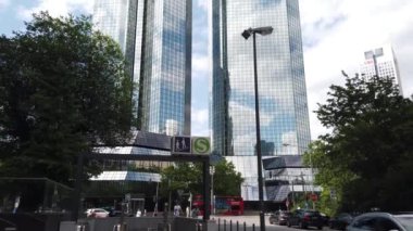 Frankfurt am Main, Almanya - 28 Haziran 2020: Frankfurt merkez ticaret bölgesinde Deutsche Bank Genel Merkezi olarak da bilinen Deutsche Bank Twin Towers, ikiz kule gökdelen kompleksi