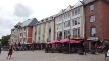 Frankfurt am Main, Almanya - 28 Haziran 2020: Rmer Ortaçağ binasının önündeki Rmerberg Meydanı Eski Aziz Nicholas Kilisesi ve Tarihi Müze ile çevrili