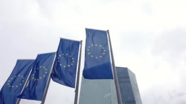 Avrupa Birliği bayrakları Frankfurt am Main, Almanya 'daki Avrupa Merkez Bankası ECB genel merkezinin önünde dalgalanıyor