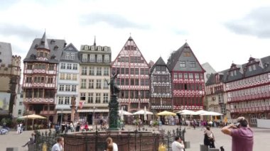 Frankfurt am Main, Almanya - 28 Haziran 2020: Rmer Ortaçağ binasının önündeki Rmerberg Meydanı Eski Aziz Nicholas Kilisesi ve Tarihi Müze ile çevrili