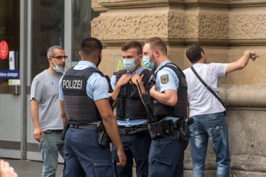 Frankfurt am Main, Almanya - 28 Haziran 2020: Koruyucu maskeler takan tanınmayan Alman polis memurları