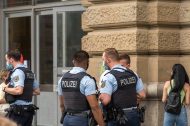 Frankfurt am Main, Almanya - 28 Haziran 2020: Koruyucu maskeler takan tanınmayan Alman polis memurları