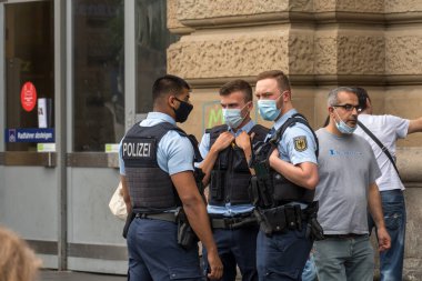 Frankfurt am Main, Almanya - 28 Haziran 2020: Koruyucu maskeler takan tanınmayan Alman polis memurları