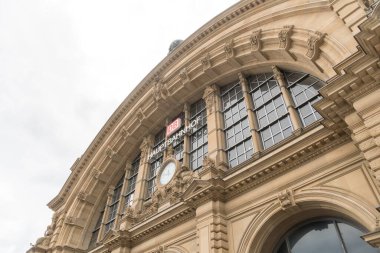 Frankfurt am Main, Almanya - 28 Haziran 2020: Frankfurt Hauptbahnhof merkez istasyonu cephesi