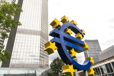 Frankfurt am Main, Almanya - 28 Haziran 2020: Avrupa Merkez Bankası önünde kurulan Euro-Skulptur (Euro-Skulptur), bir Euro işareti ve etrafında 12 yıldız gösteren elektronik tabela