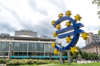 Frankfurt am Main, Almanya - 28 Haziran 2020: Euro-Skulptur (Avrupa heykeli için Almanca) Oper Frankfurt (Frankfurt Operası) önünde kuruldu)