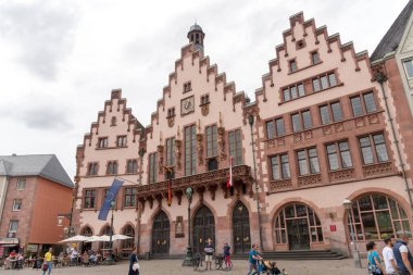 Frankfurt am Main, Almanya - 28 Haziran 2020: Rmer Ortaçağ binasının önündeki Rmerberg Meydanı Eski Aziz Nicholas Kilisesi ve Tarihi Müze ile çevrili