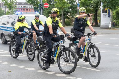 Frankfurt am Main, Almanya - 28 Haziran 2020: Sarı kasklı ve yansıtıcı ceketli Alman polis memurları