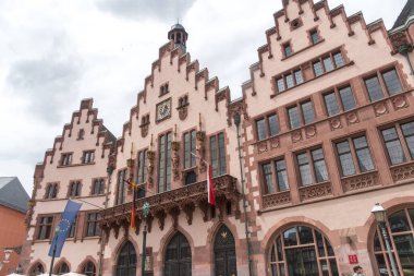 Frankfurt am Main, Almanya - 28 Haziran 2020: Rmer Ortaçağ binasının önündeki Rmerberg Meydanı Eski Aziz Nicholas Kilisesi ve Tarihi Müze ile çevrili