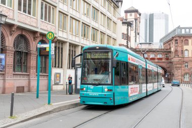 Frankfurt am Main, Almanya - 28 Haziran 2020: Bombacı Flexity Klasik hafif raylı tramvay no. 011