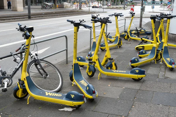 Fráncfort Del Meno Alemania Junio 2020 Scooters Eléctricos Wind Una —  Fotos de Stock